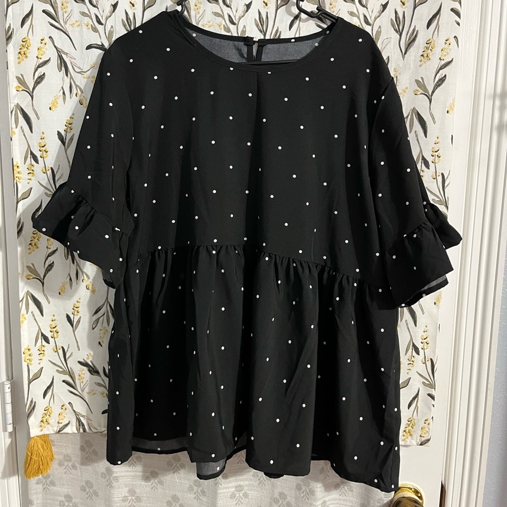 Cute polka dot top.
